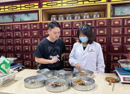 中醫藥配上酸梅湯 “跨界風”吹到大藥房