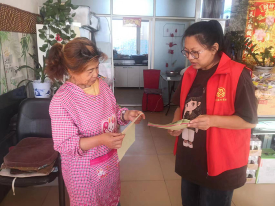 五大連池市巾幗志愿者進家庭宣傳.jpg