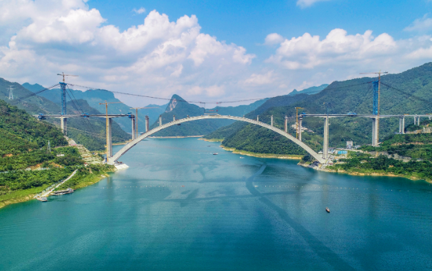 在建世界最大跨徑拱橋首片拱上T梁成功架設