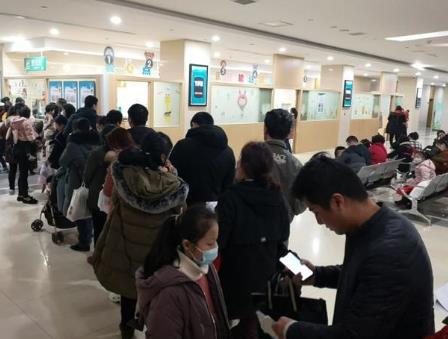 多地醫院門急診排長隊，這個秋冬又是發熱高峰？