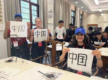 逾百名英國中學生來華參與“中文培優”秋令營