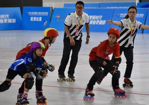 讓更多特色體育項目走進校園——學青會輪滑阻攔比賽側記