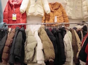 羽絨服迎來銷售旺季 廠家滿負荷生產