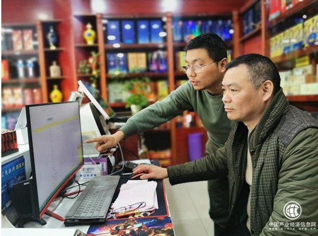 武漢東西湖煙草：黨旗飄揚風帆勁 立足崗位踐初心