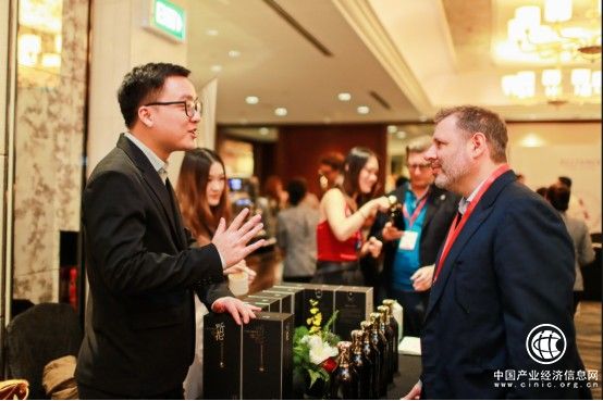 新加坡商業與慈善論壇嘉賓點贊聽花酒：“想不到白酒可以這么好喝！”