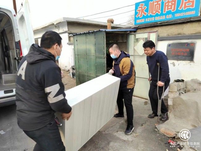 遼寧朝陽建平縣機關支部開展“遼煙雷鋒”助力弱勢終端提升店鋪形象