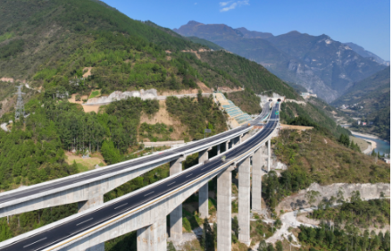 渝陜兩地首條直連高速公路巫鎮高速正式建成通車