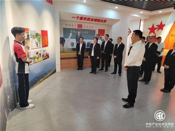 百色市田陽區煙草專賣局黨支部開展“學習榜樣精神汲取奮進力量”主題黨日活動