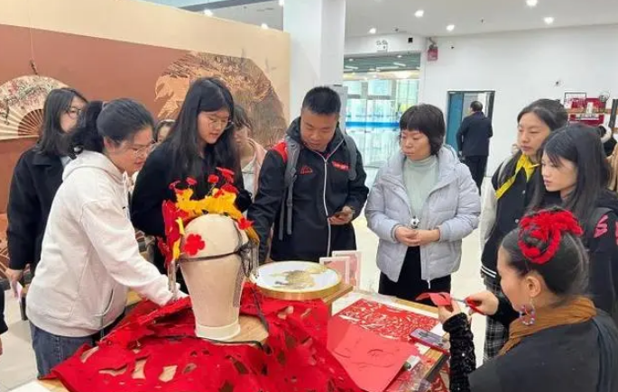 重慶高校學子沉浸式體驗非遺 “面對面”尋跡傳統文化之美