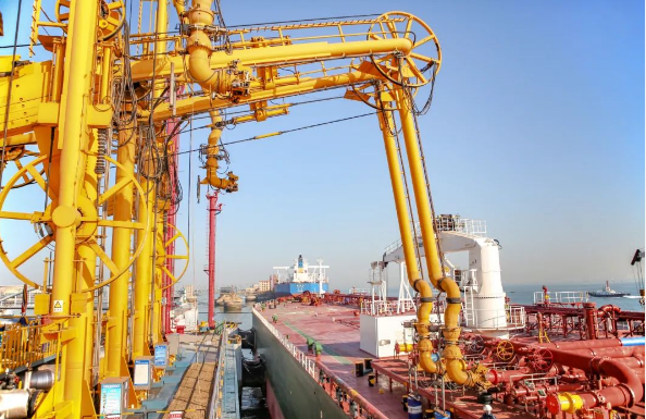 國內首臺！山東港口青島港實現進口輸油臂智能對接