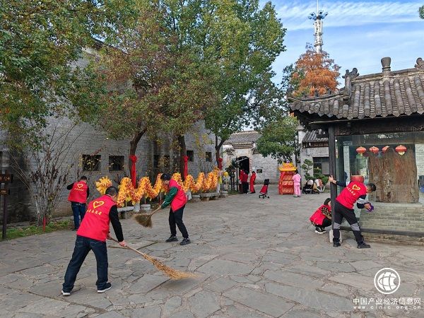  綠水青山“一抹紅” 文明旅游樹新風 