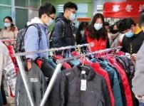 全國多所高校為困難學生發放羽絨服