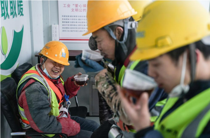 嚴寒中作業，他們收到了這些溫暖——多地關愛戶外勞動者一線掃描