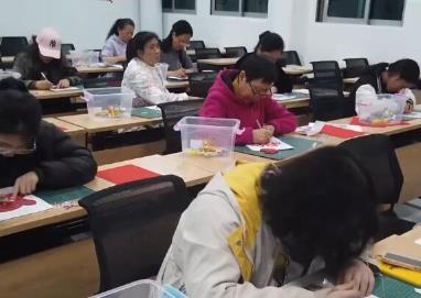 夜校上課“火出圈” 細數年輕人愛上它的N個理由