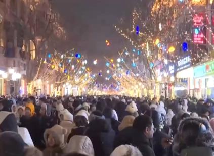 假期消費“新新”向榮 活力滿滿、熱氣騰騰的中國升騰著溫暖“煙火氣”