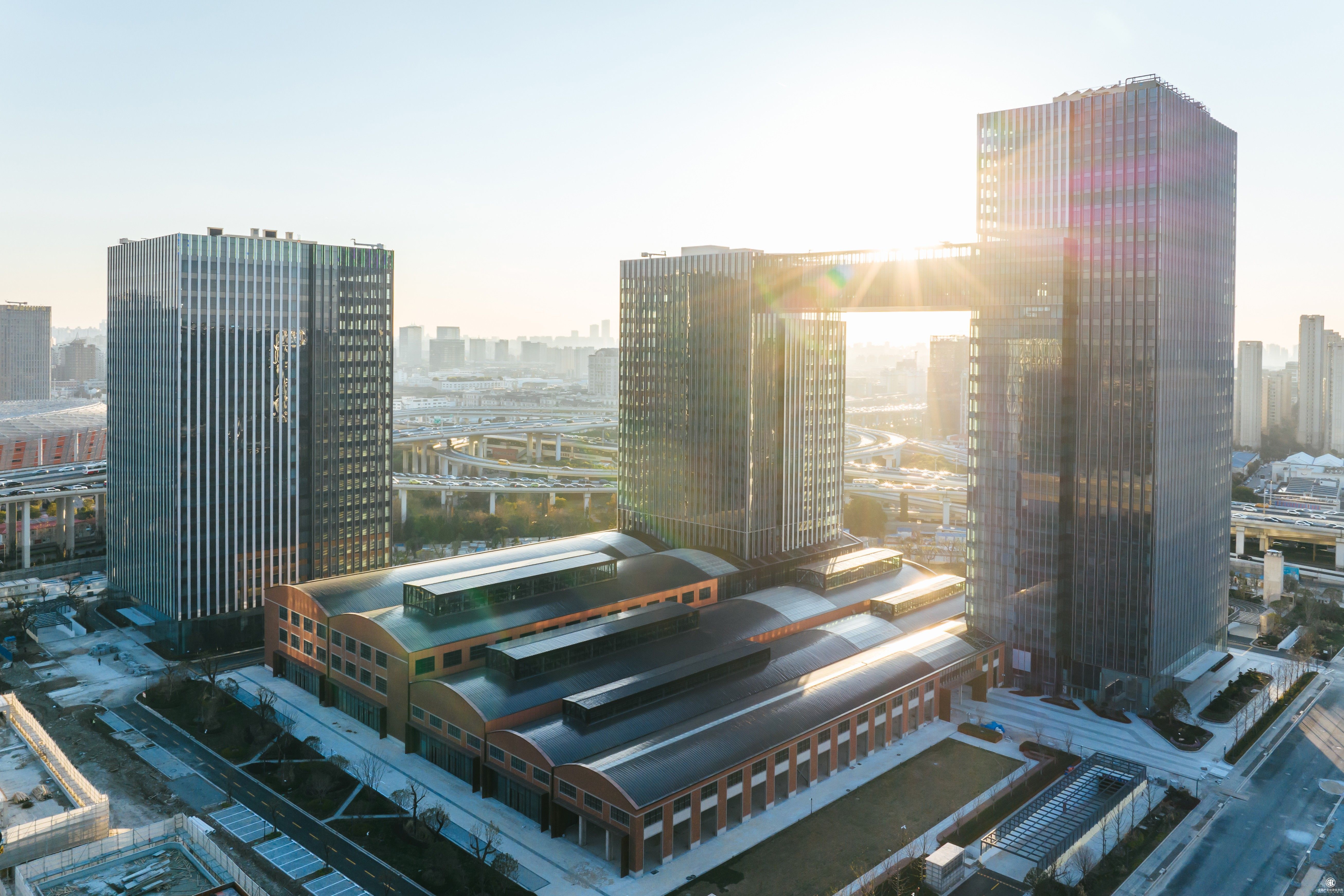 靜安國際科創社區·云匯數智中心竣工！地標建筑、智慧辦公、酒店、近代工業風貌保護建筑融合共生