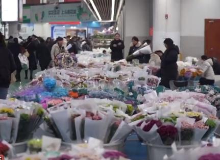 從“國貨潮品”到“百花爭妍” 各地年味漸濃“點燃”消費熱情