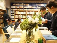 55.85%的受訪大學生曾邊讀書邊交友 年輕人愛上閱讀社交