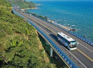 海南開通首個環島旅游公路觀光巴士