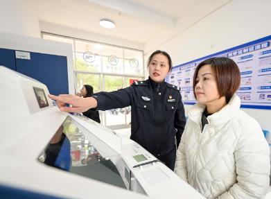 福建首張由臺胞自助辦理期滿換證駕照發出