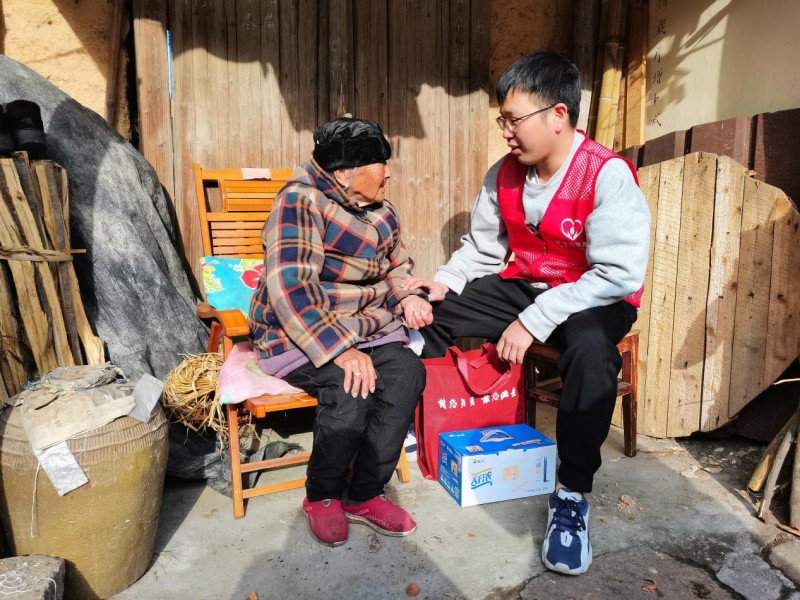 遂昌縣煙草專賣局：歲寒送暖在行動  “香溢”志愿不停歇