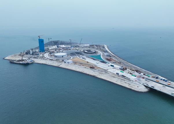 粵港澳大灣區深中通道海底沉管隧道開始瀝青路面施工