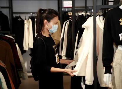 女性消費洞察：“她”經濟激活折扣零售，奧特萊斯、唯品會迎來黃金期
