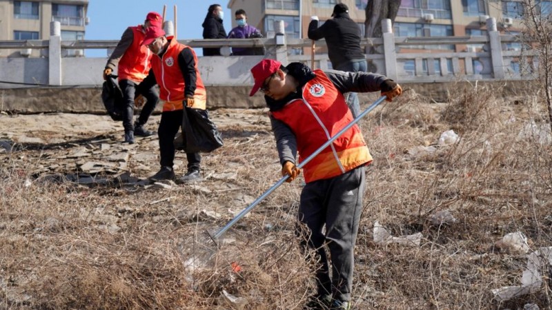 營口蓋州市煙草專賣局開展志愿“紅”共護河長“清”環保公益活動