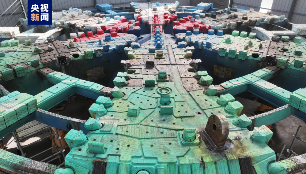 我國自主研制！世界最大直徑高鐵盾構機“領航號”完成刀盤焊接