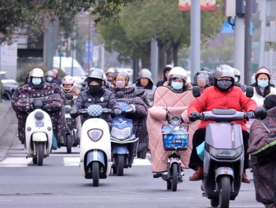 追問“電驢”之患：新國標難執行 改裝、停放混亂難禁