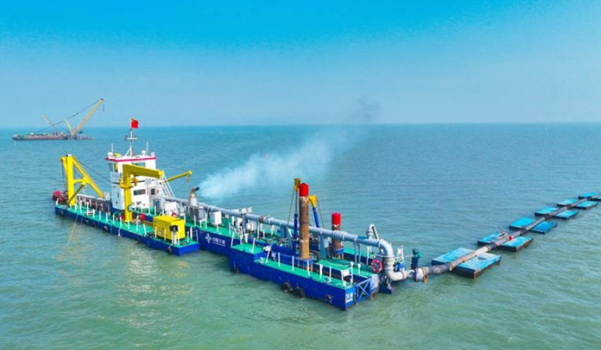 世界首創并擁有自主知識產權的“太湖之星”智能清淤船投入使用