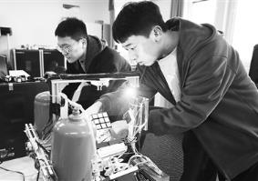 本科生為何“回爐”讀職校 高學歷人才接受職業培訓或成常態