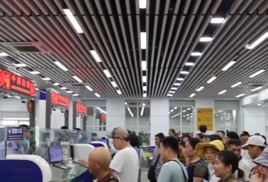 多地口岸出入境人數持續攀升 “五一”假期跨境游高峰提前到來