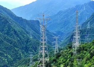 194.8米，約65層樓高！四川最高輸電鐵塔組立完成