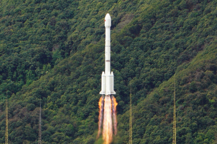 通信南北極！長三乙成功發射我國首顆中軌寬帶通信衛星