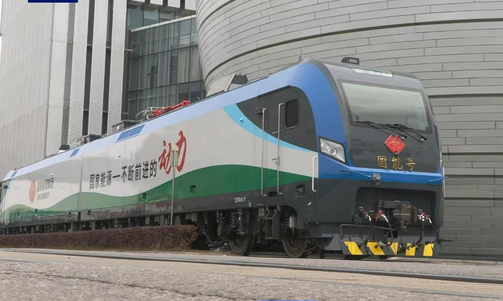 全球首創技術×3！我國首臺新型智能重載電力機車下線