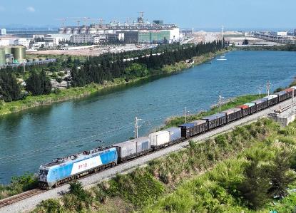 今年西部陸海新通道鐵海聯運班列運輸貨物已突破30萬標箱