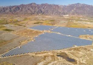 有序推進光伏治沙項目開發建設