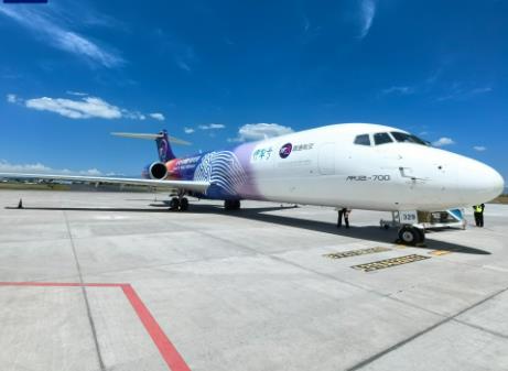 首架客改貨型ARJ21飛機完成首次商業飛行