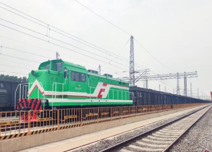 國內首家！梁山港鐵路專用線迎來新能源電力機車