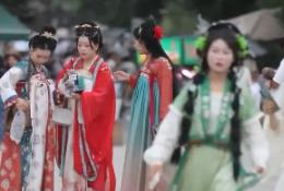 歷史是底氣！著華服、綰青絲、點朱丹……文化“穿”在百姓身上
