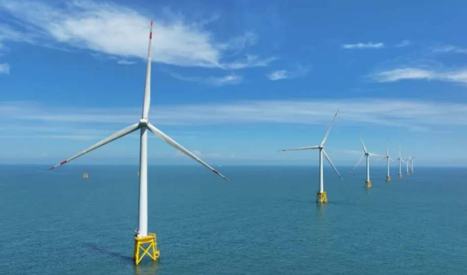 東方電氣集團自主研制的18兆瓦半直驅海上風電機組并網發電