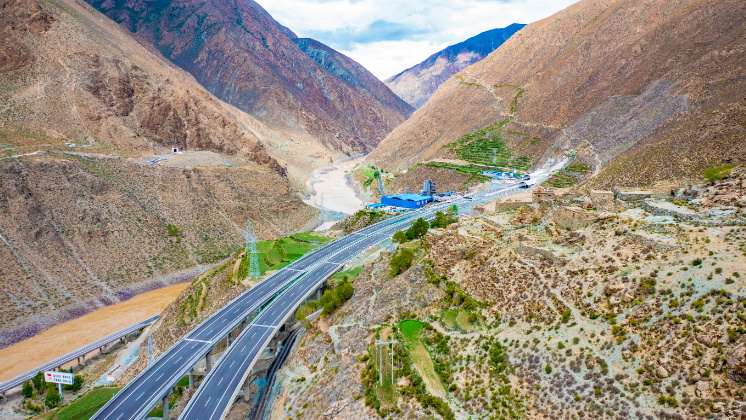 再添雪域大通道！拉日高速通車運營