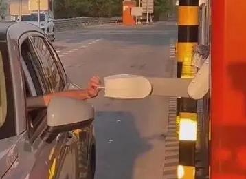 四川高速公路“發卡機器人”上崗 通行效率提升