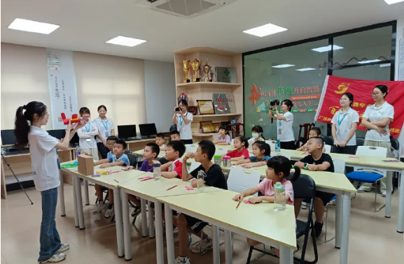 創意作業 愛心課堂 特色研學——各地多舉措助孩子快樂過暑假