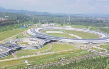 我國及亞洲首臺，可發射比太陽亮度高1萬億倍的光