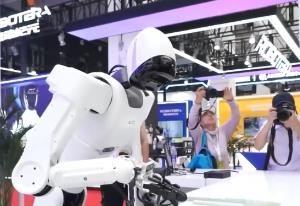 “數”說中國人形機器人產業布局提速 國產機器人“出海”跑出“加速度”