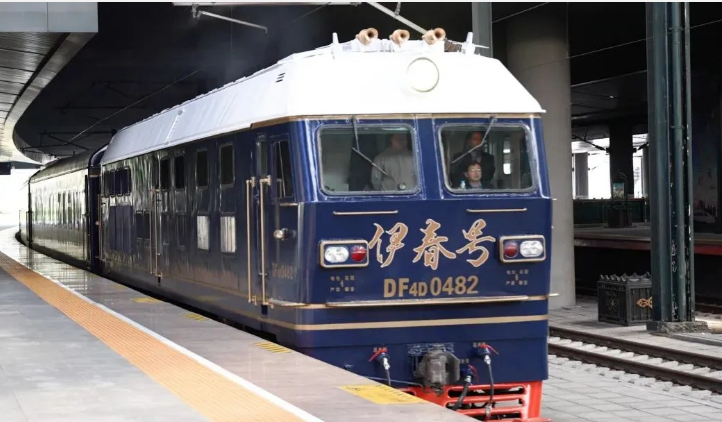 中國中車“伊春號”高端旅游列車首發試運營