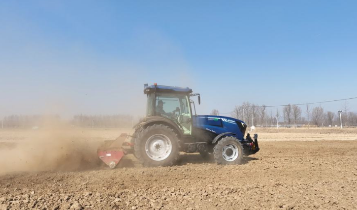 國產260馬力智能電動拖拉機問世