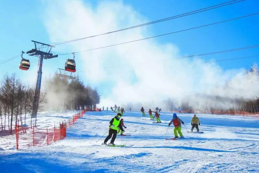 各地滑雪場相繼開門營業——開板！冰雪經濟